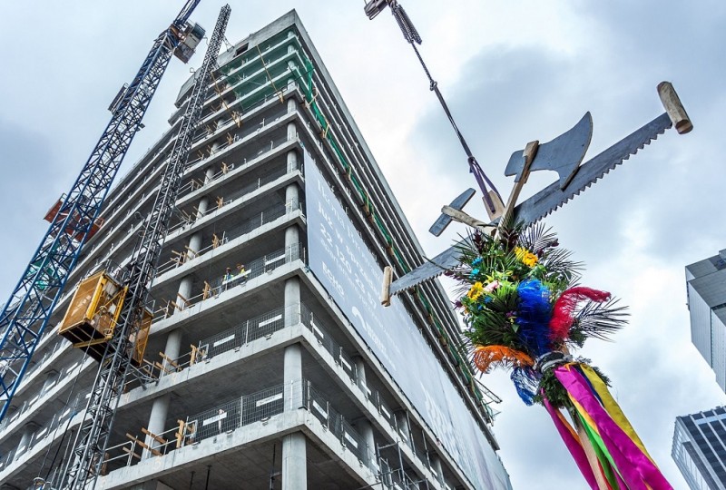 A symbolic topping out was pulled up on the fifteenth floor of the Villahouse Offices