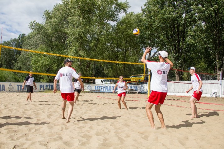 Commercial real estate sector raises record amount at charity beach volleyball event