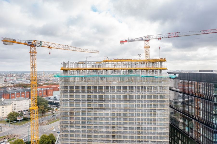 Nowy Rynek E is nearly completed: a symbolic topping out was hung on the building