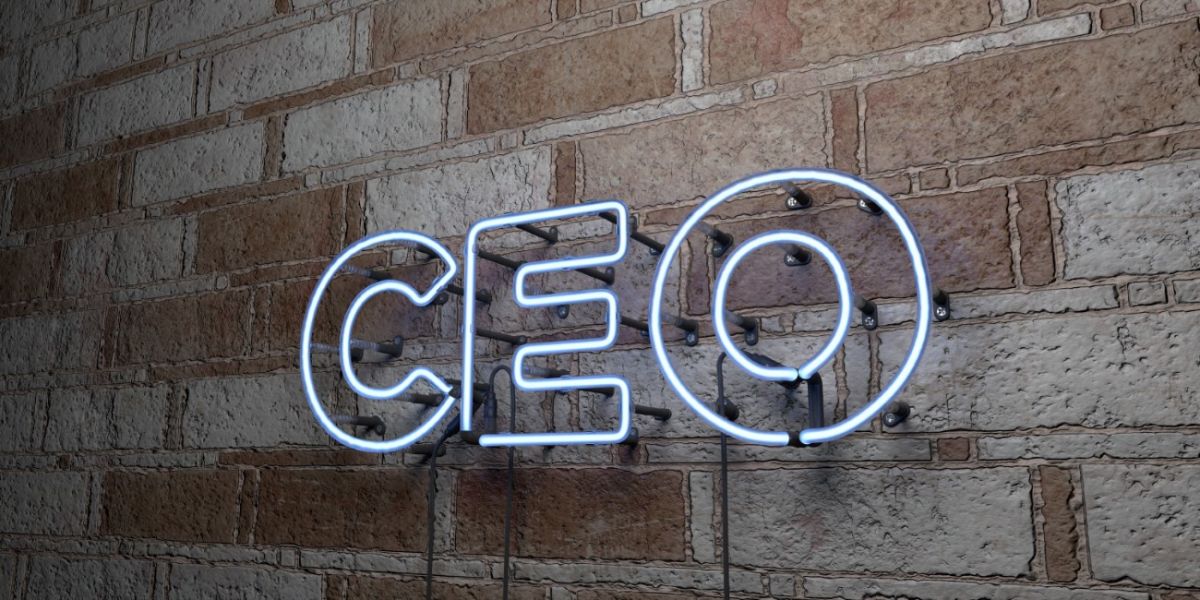 Co oznacza skrót CEO?