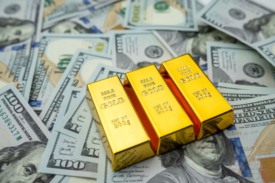Dolar znów umacnia się kosztem złota, ale prognozy dla kruszcu wciąż dobre