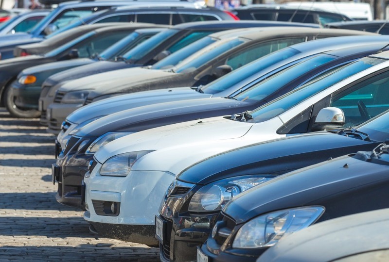 Odnotowano znaczący wzrost sprzedaży samochodów używanych przy jednoczesnym spowolnieniu w sprzedaży nowych aut