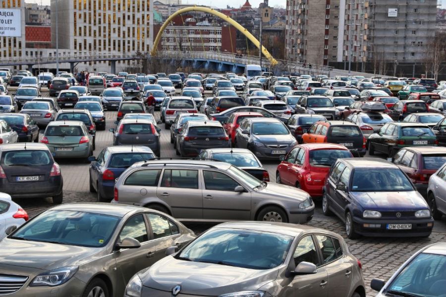 Polacy w 2021 r. kupowali najczęściej używane auta, a jeśli nowe – to coraz chętniej niskoemisyjne