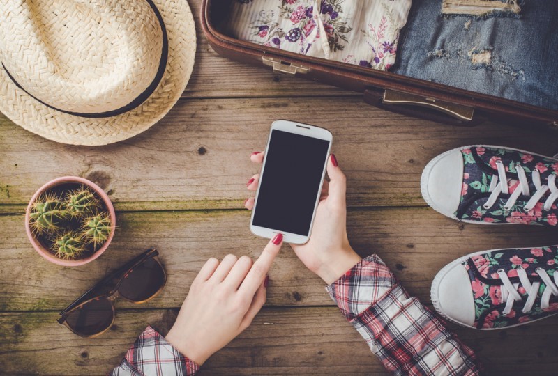 Polscy internauci coraz chętniej rezygnują w weekendy z urządzeń stacjonarnych na rzecz smartfonów i tabletów
