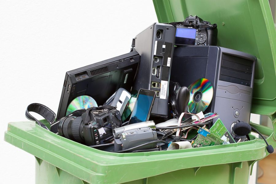 Ponad połowa firm wyrzuca zużyty sprzęt IT do koszy na śmieci - co z ryzykiem?