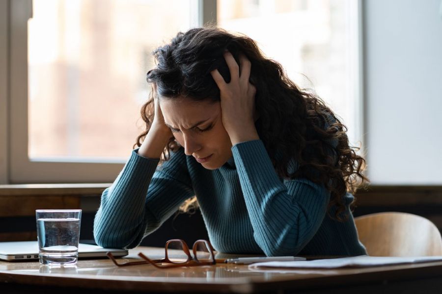 Prawie 9/10  pracowników czuje się przytłoczona stresem w pracy