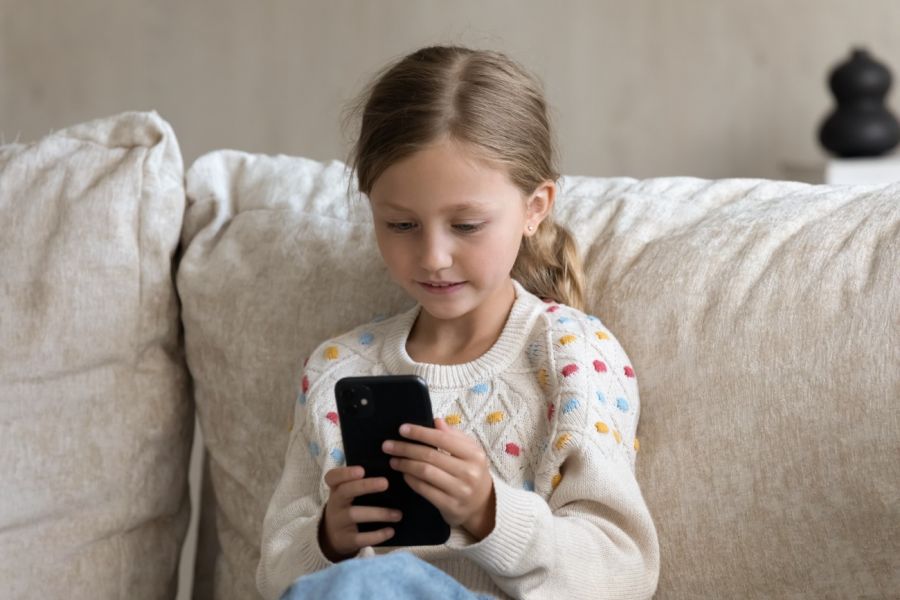 Prawie połowa polskich dzieci spędza na telefonie więcej niż 3 godziny dziennie