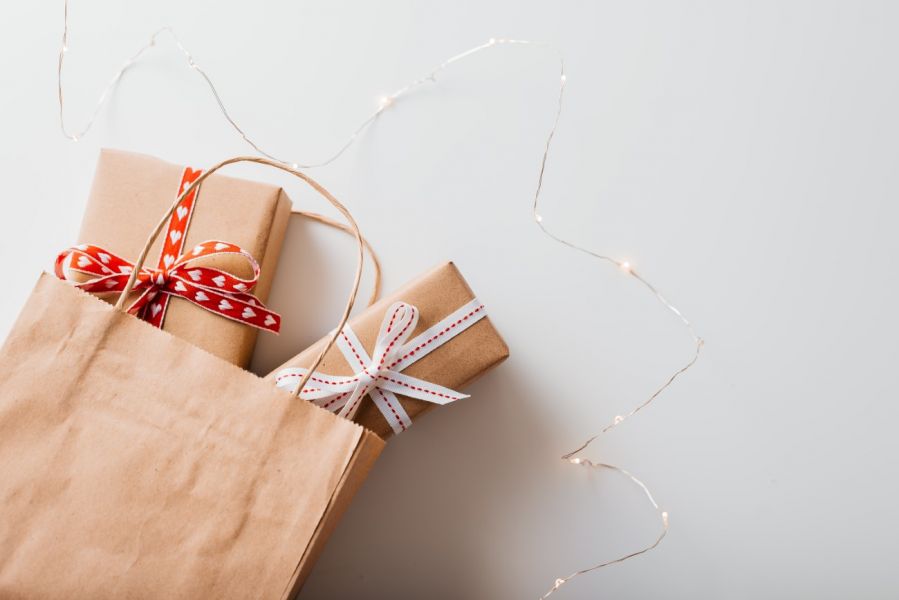Świąteczne prezenty - jak kupić je mądrze i oszczędnie?